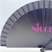Nicole Ventaglio dettaglio logo fuxia struttura plastica rinforzata — accessori serata ballo sociale salsa tango kizomba bachata Nicole Rimini
