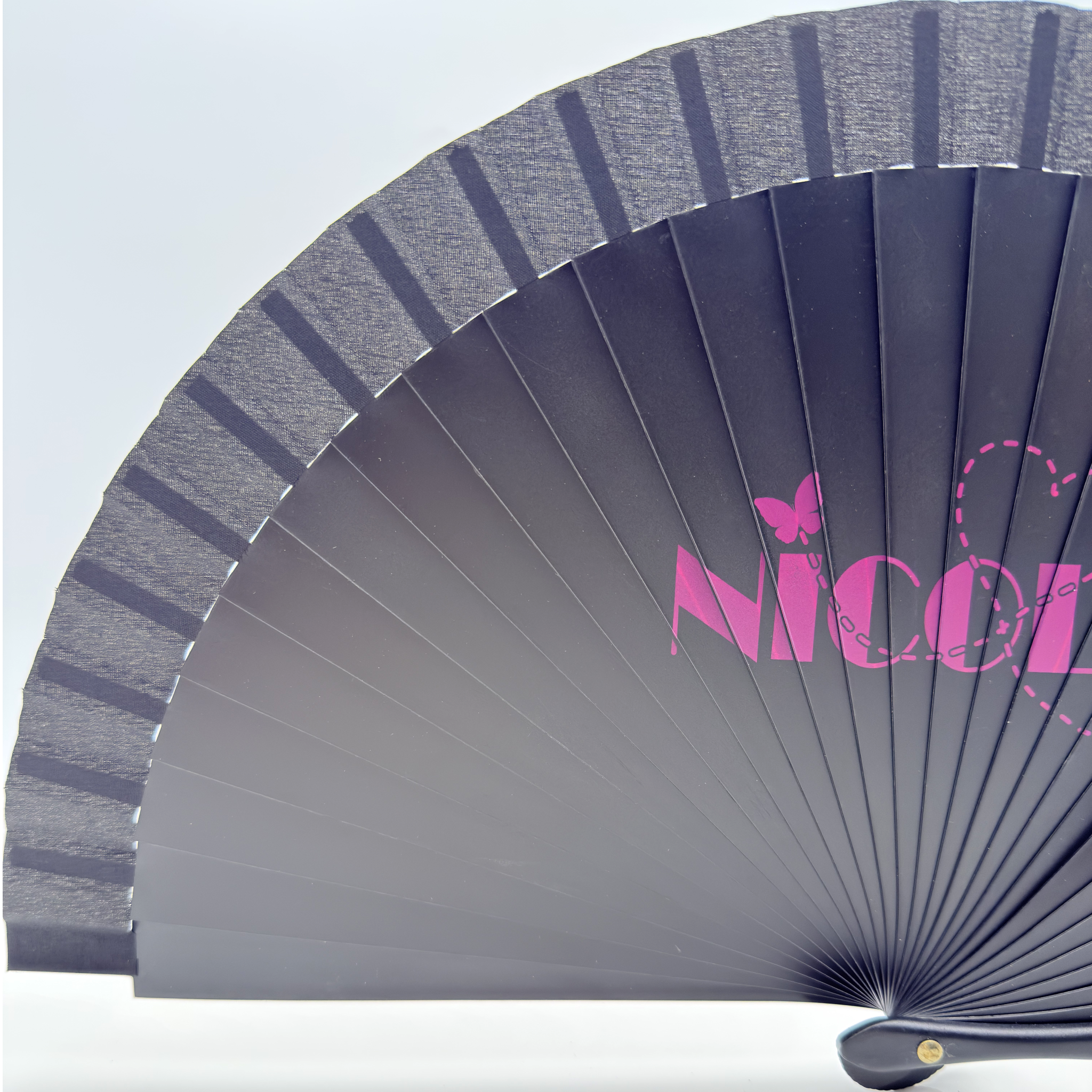 Nicole Ventaglio dettaglio logo fuxia struttura plastica rinforzata — accessori serata ballo sociale salsa tango kizomba bachata Nicole Rimini

