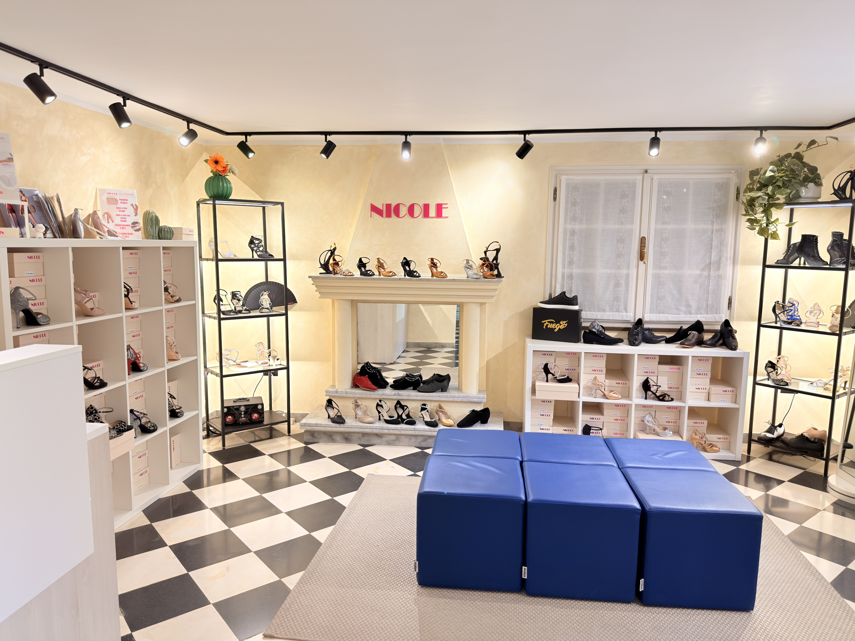 Showroom e negozio di scarpe da ballo artigianali a Bellaria Igea Marina, nel cuore della Riviera Romagnola. Da oltre 35 anni realizziamo calzature Made in Italy per ballerini di ogni livello, dalle lezioni alle competizioni internazionali.